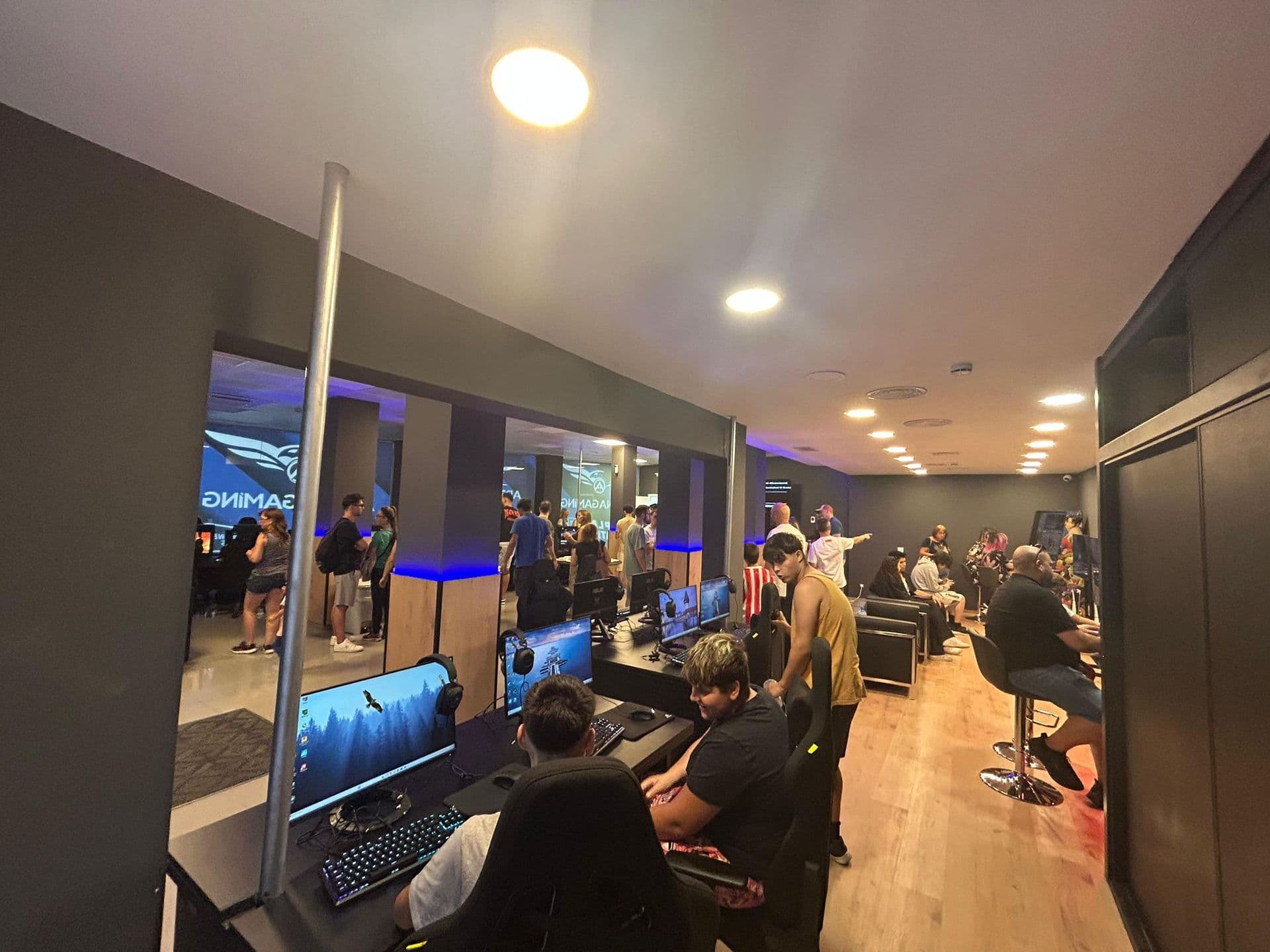 Zona real de puestos gaming en Arena Gaming